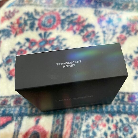 LAURA MERCIER real Flawless Pressed Powder Translucent Honey  *BNIB* - Picture 2 of 3